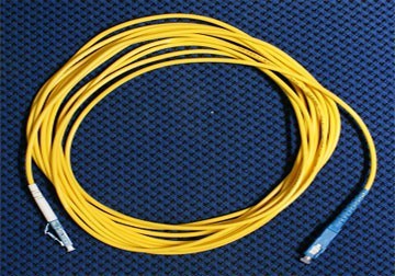 day-nhay-quang-singlemode-simplex-scupc-lcupc-3-0-mm-dai-5-m.jpeg day-nhay-quang-singlemode-simplex-scupc-lcupc-3-0-mm-dai-5-m.jpeg